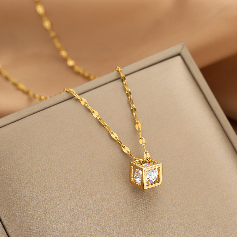 Liberação! Comemorando 176º aniversário! Vendo um colar de ouro 18K por um preço baixo