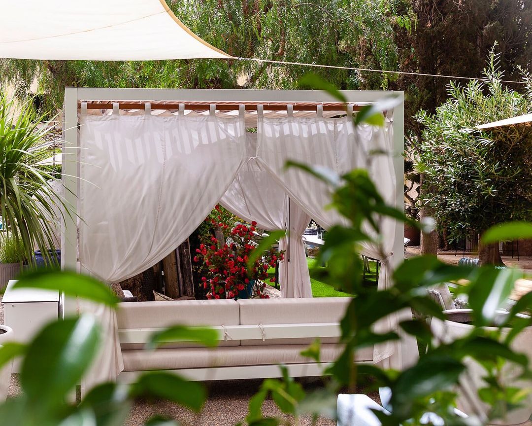 allows you to infuse your outdoor decor with a personal touch while