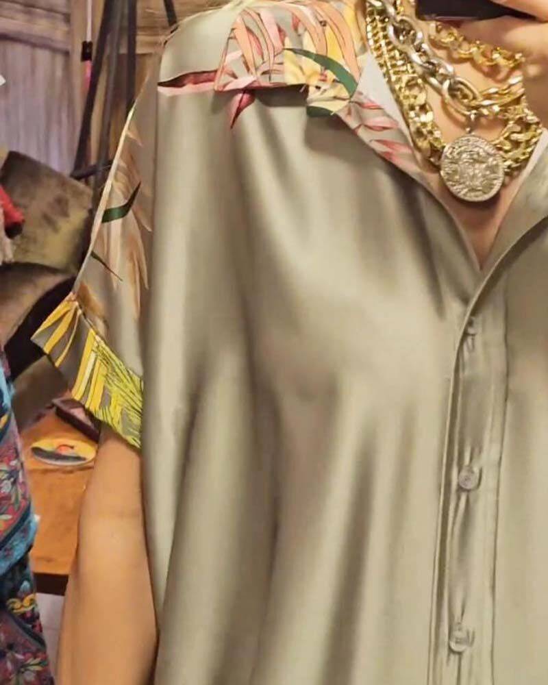 vestido com estampa bot&acirc;nica na altura do joelho