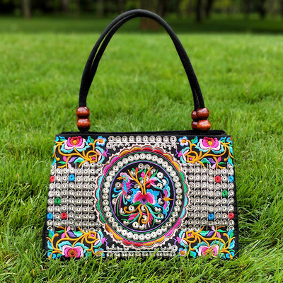 Česká nezaměstnaná maminka začíná podnikat ve výrobě unikátních vyšívaných tašek