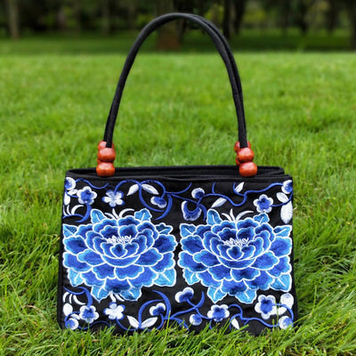 Česká nezaměstnaná maminka začíná podnikat ve výrobě unikátních vyšívaných tašek