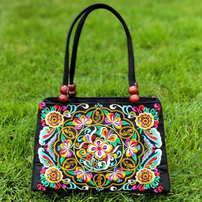 Česká nezaměstnaná maminka začíná podnikat ve výrobě unikátních vyšívaných tašek