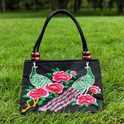 Česká nezaměstnaná maminka začíná podnikat ve výrobě unikátních vyšívaných tašek