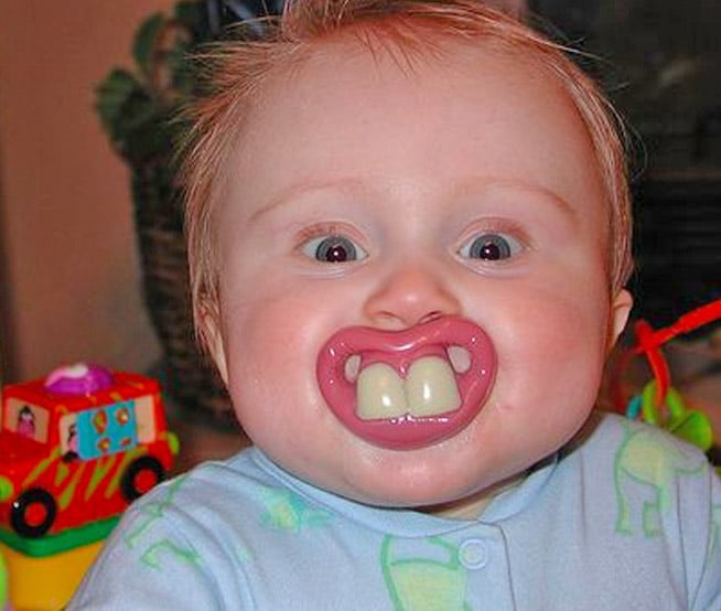 有趣的牙齿婴儿奶嘴