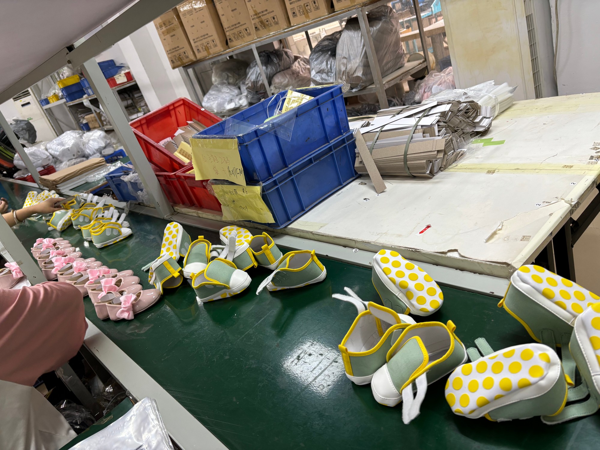 {"default":"Chinese baby and kid shoes manufacturer is making shoes for outdoor clients"}