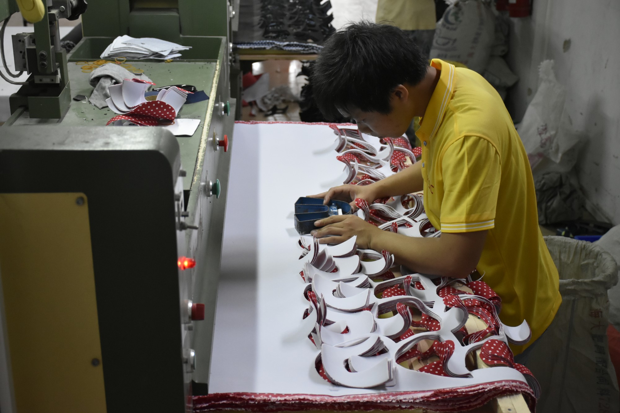 {"default":"Chinese workers are cutting eva insole and custom baby and kid shoes "}