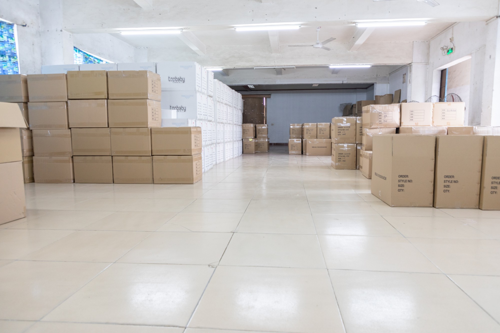 {"default":"Jie Zu's 3000 m³ warehouse that used to stock baby and kid shoes"}