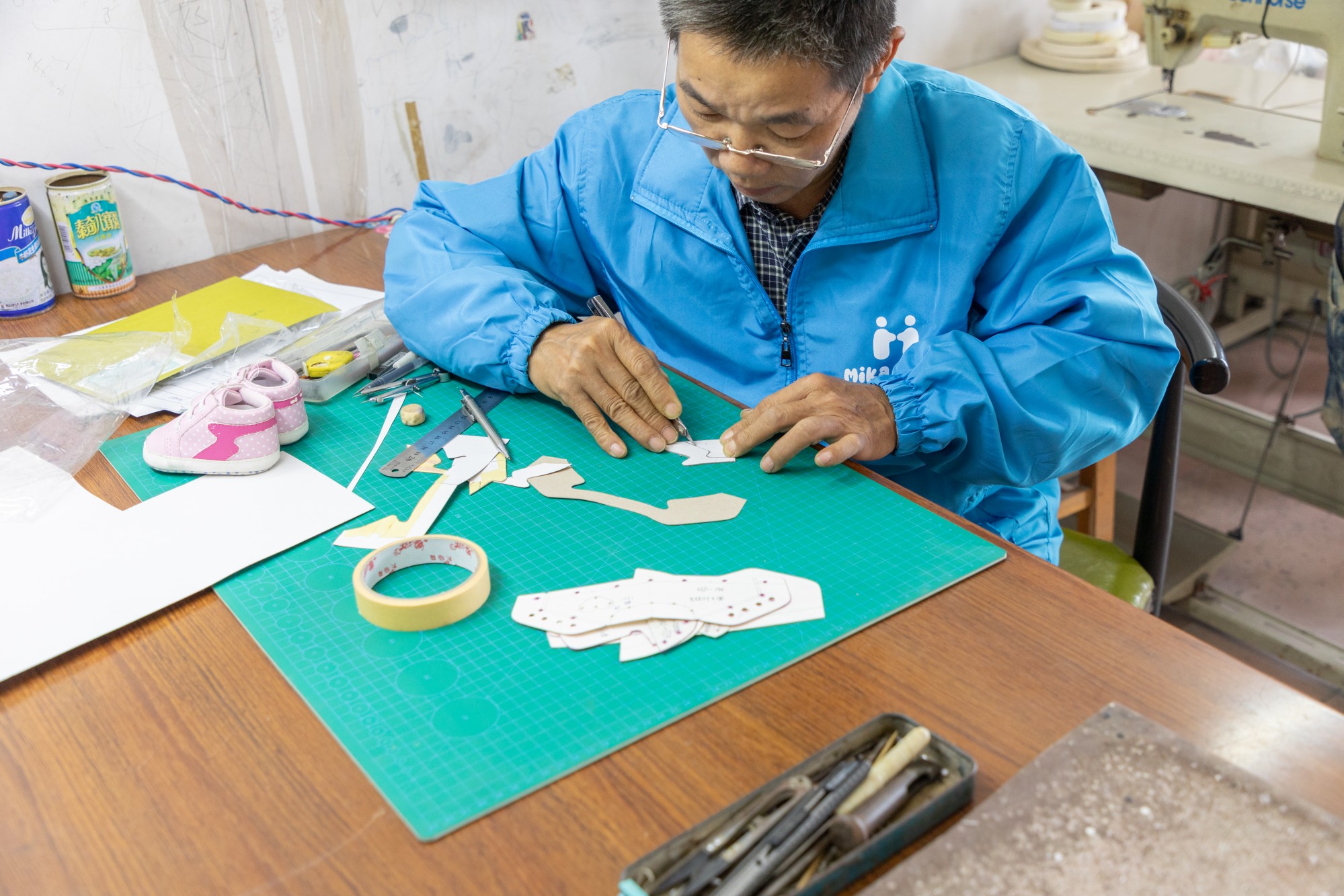 {"default":"master is making baby and kid shoes samples from Jie Zu factory"}