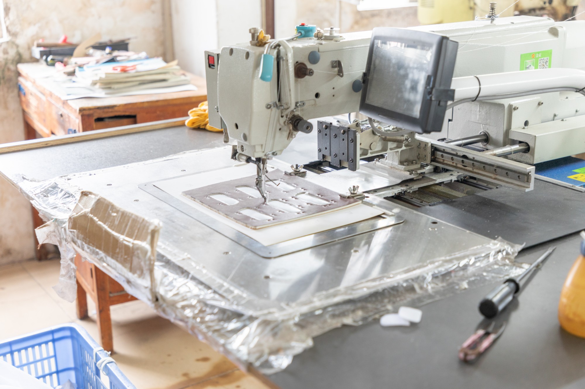{"default":"machine that is used to sew baby and kid shoes from Jie Zu factory"}