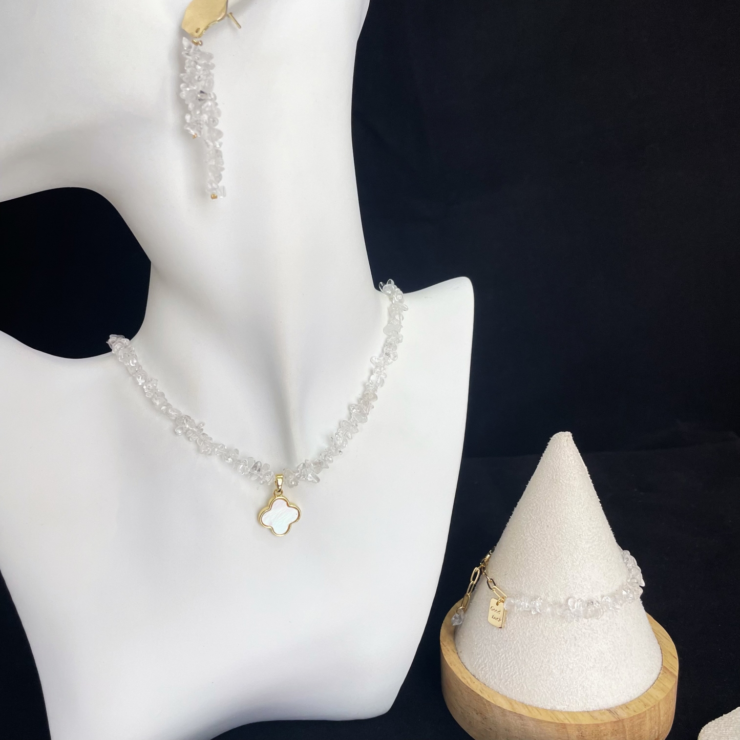 Clear Quartz Raw Stones choker with Four-Leaf Clover Mother-of-Pearl Pendant
