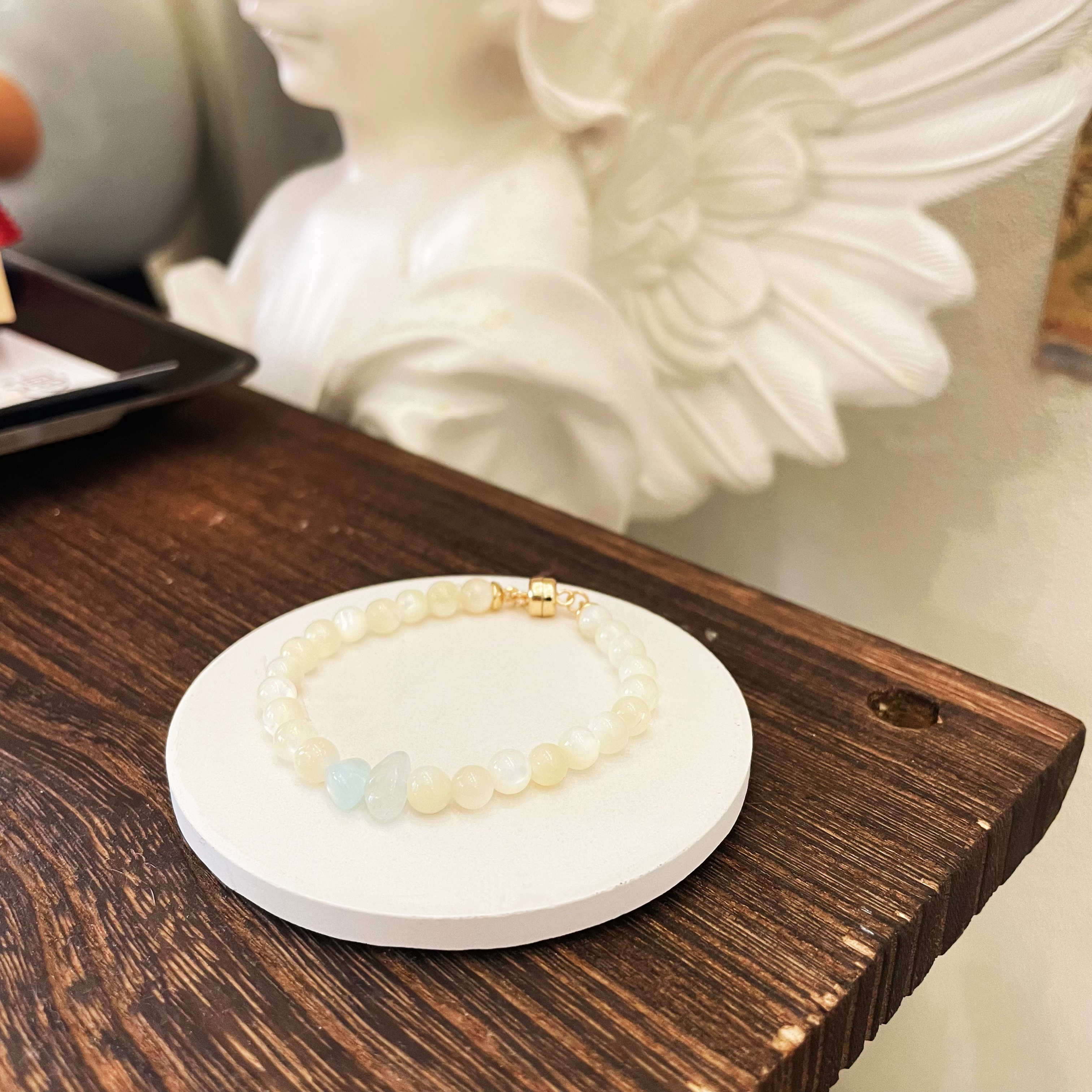 Mother-of-Pearl Round Beads Bracelet with Aquamarine Center