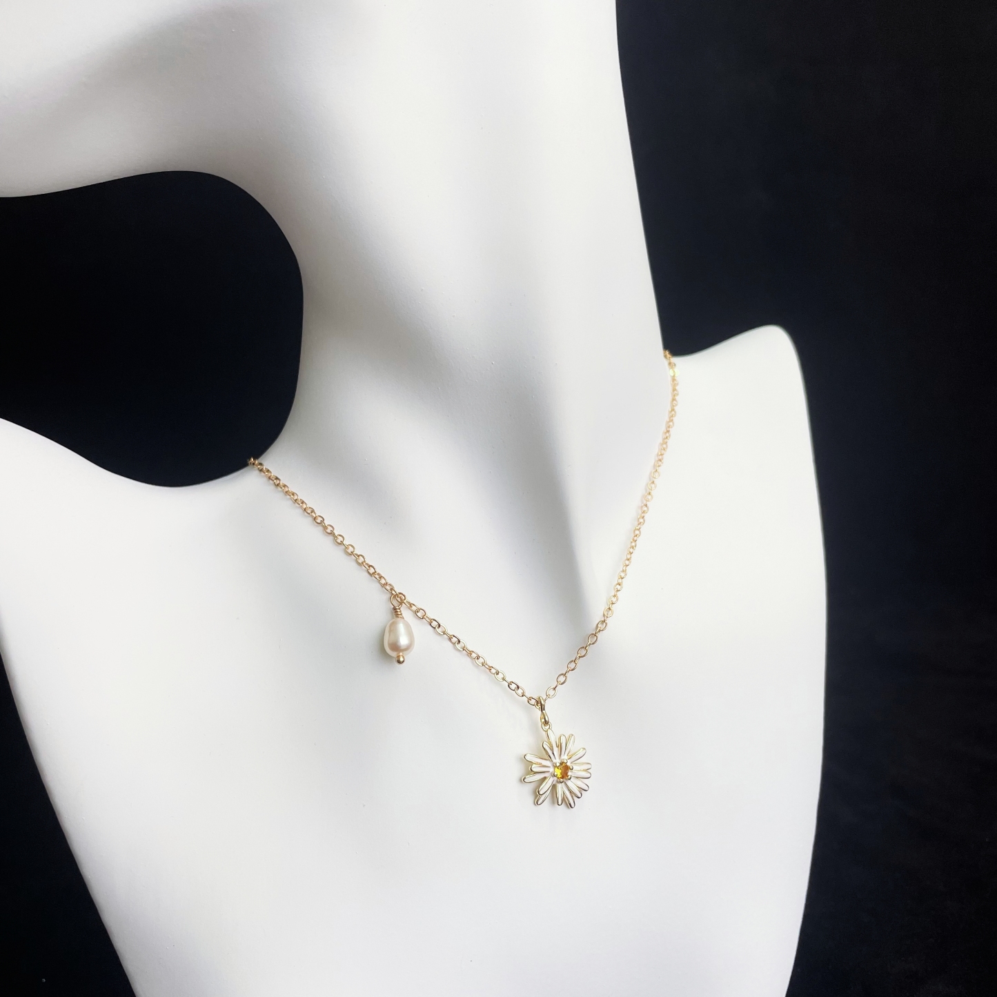 Delicate Daisy Necklace with Pearl