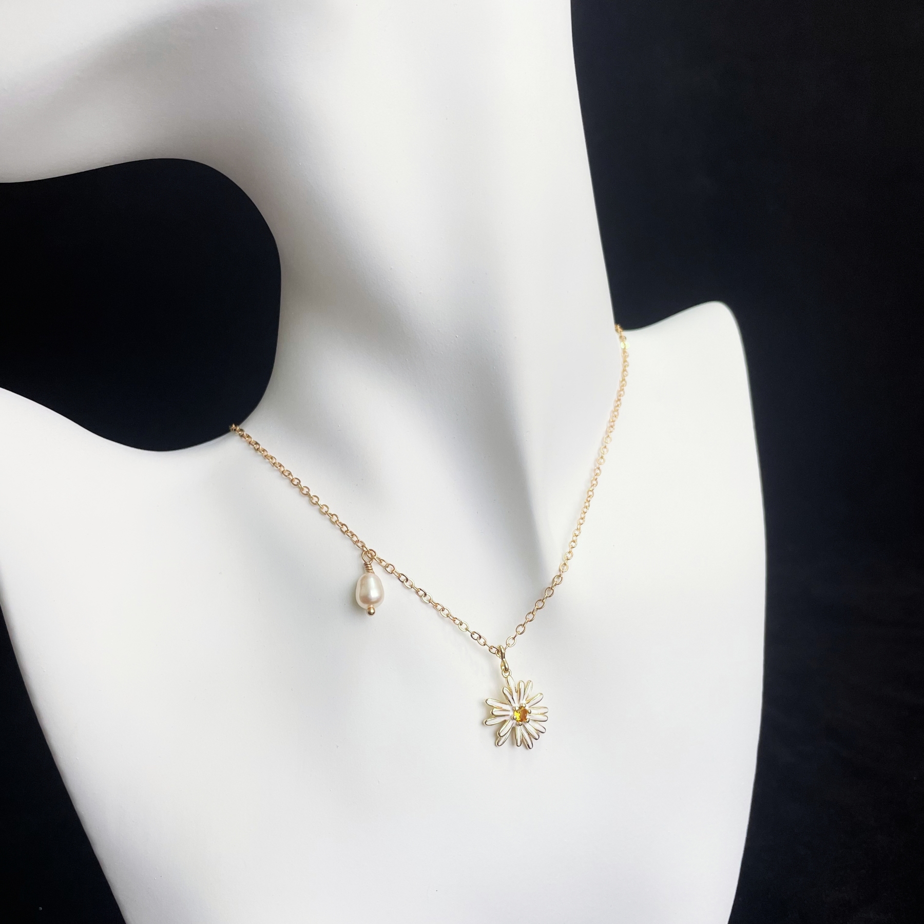 Delicate Daisy Necklace with Pearl