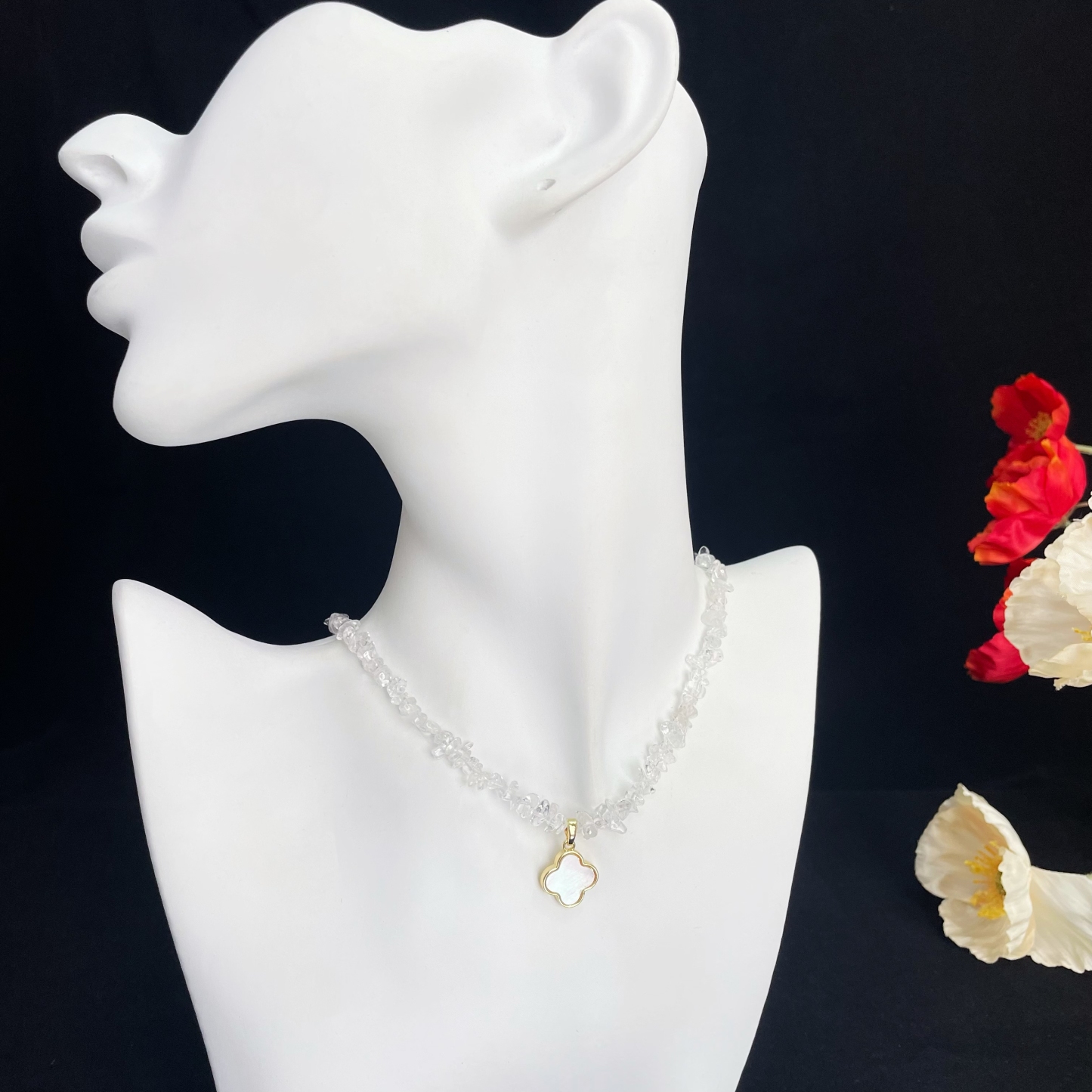 Clear Quartz Raw Stones choker with Four-Leaf Clover Mother-of-Pearl Pendant