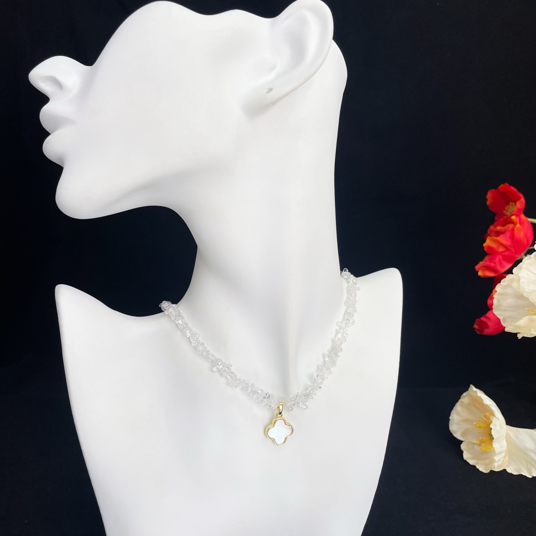 Clear Quartz Raw Stones choker with Four-Leaf Clover Mother-of-Pearl Pendant