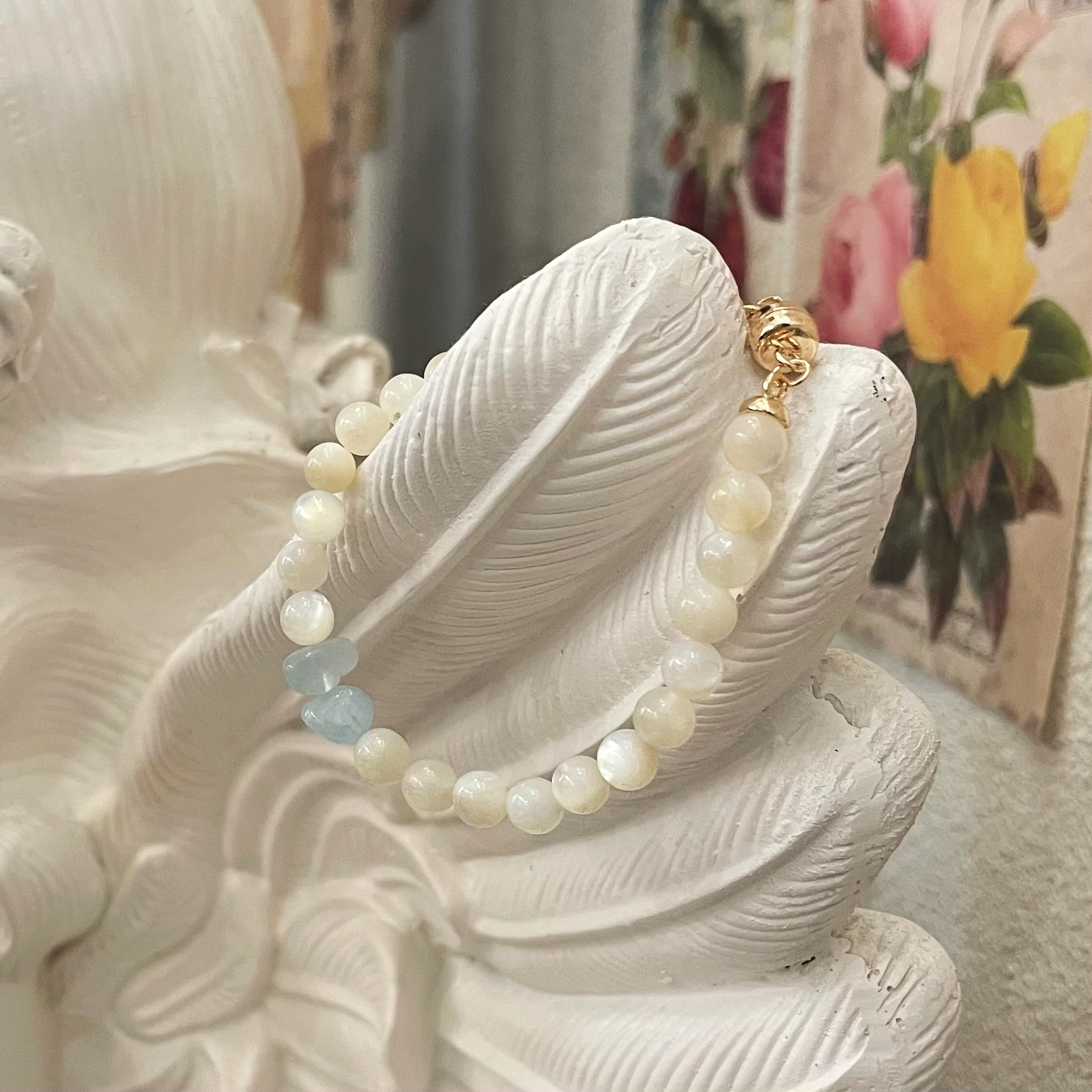 Mother-of-Pearl Round Beads Bracelet with Aquamarine Center