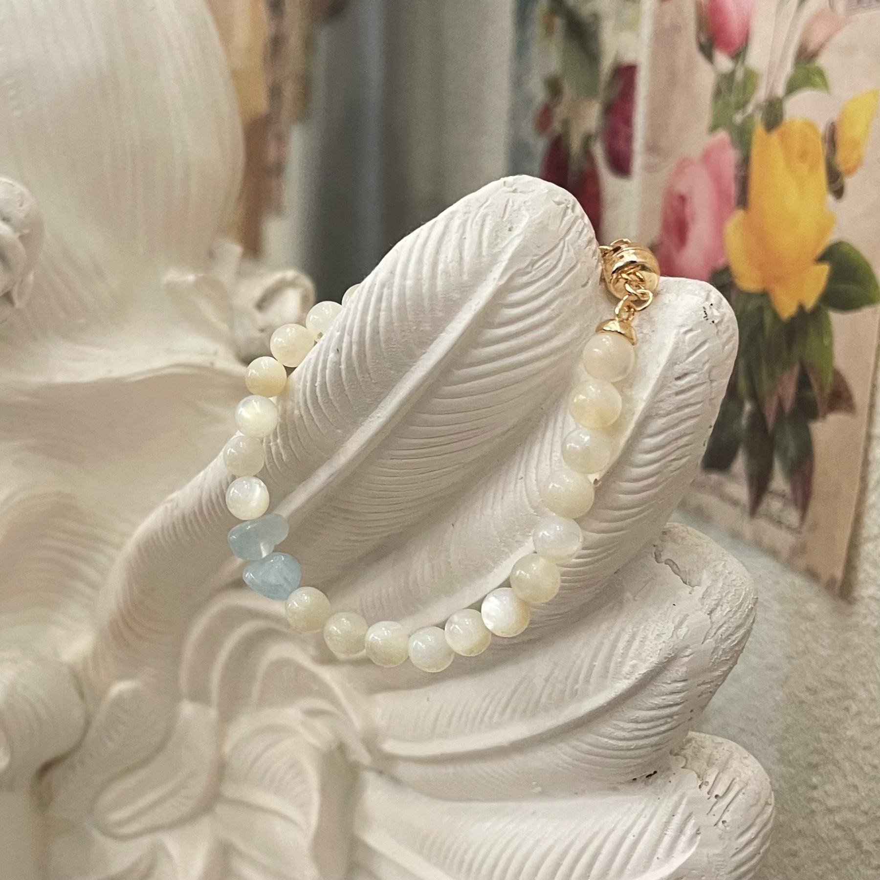 Mother-of-Pearl Round Beads Bracelet with Aquamarine Center