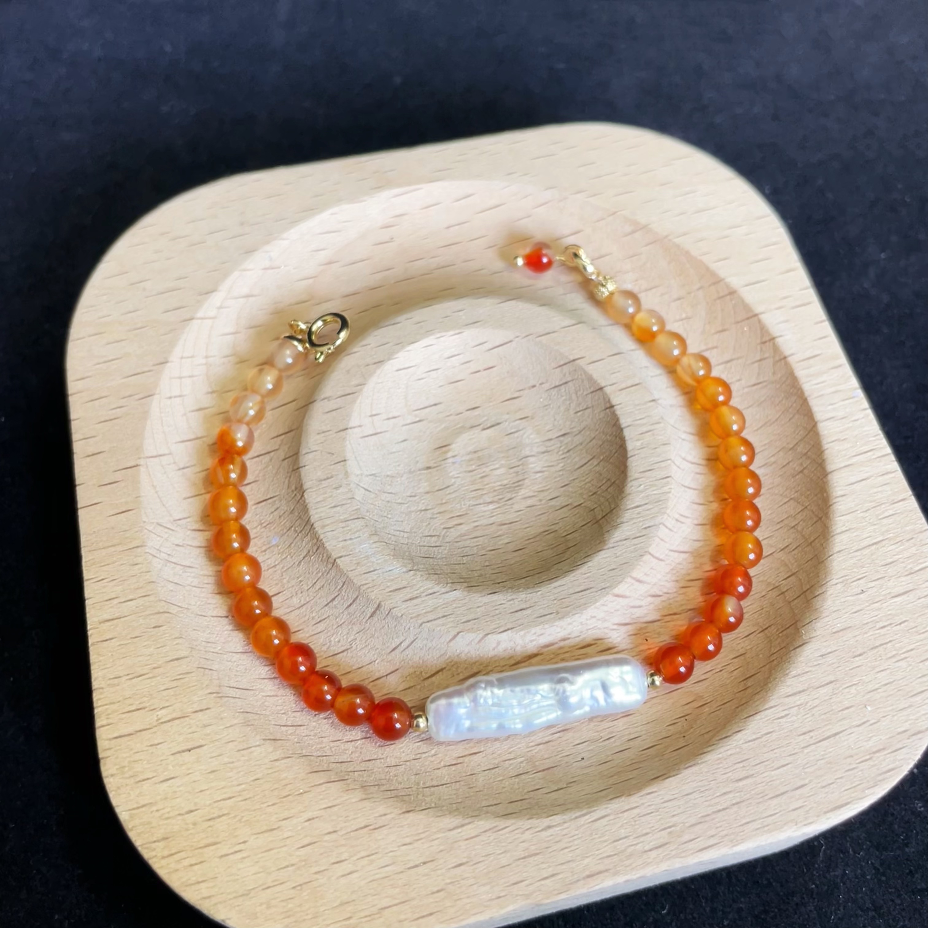 Gradient Colour Red Agate Bracelet with Baroque Pearl Bar Center