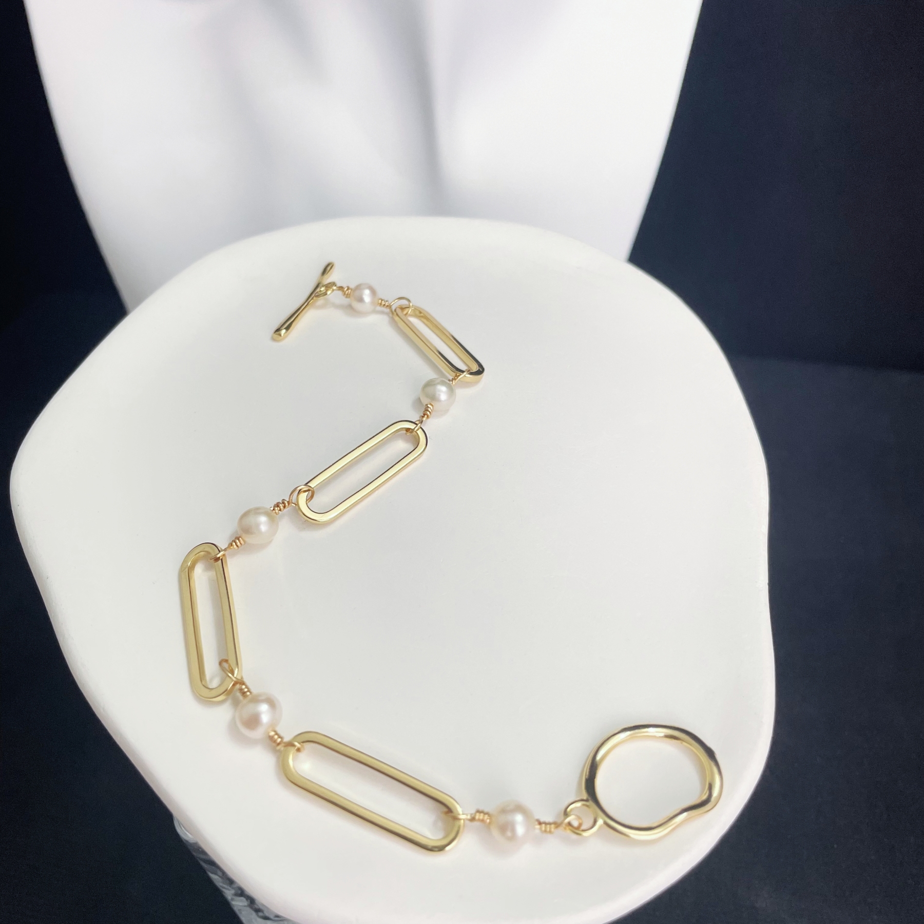 Minimalist Pearl and Gold Square Frame Bracelet