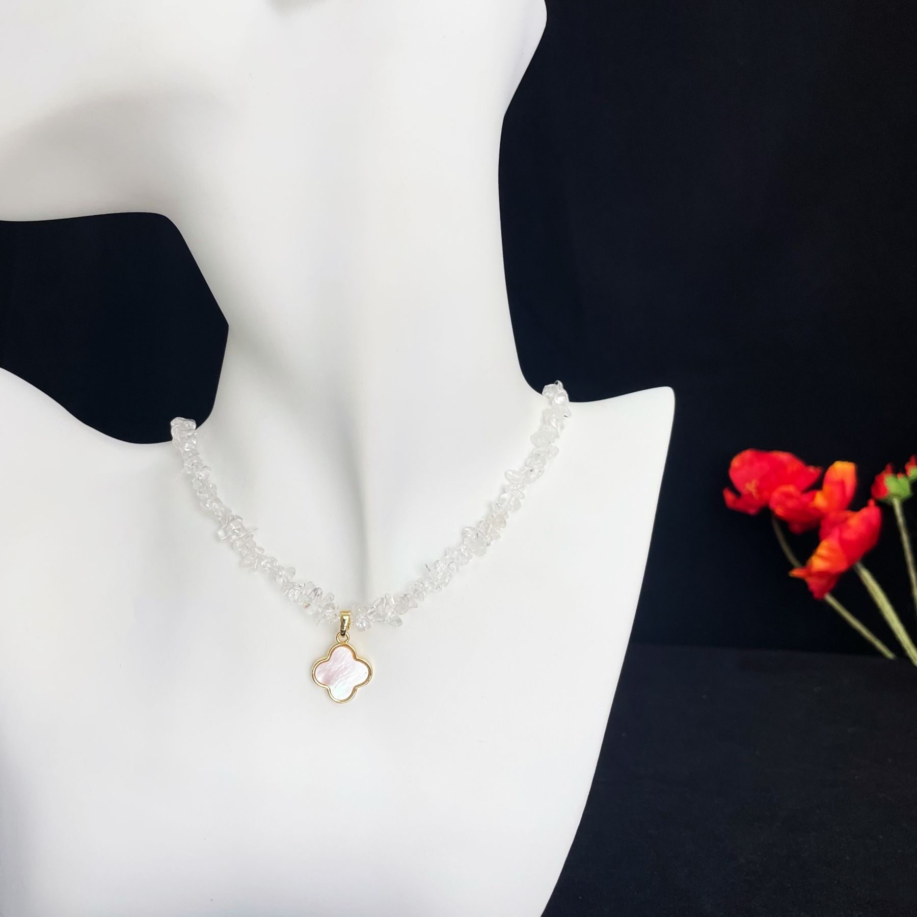 Clear Quartz Raw Stones choker with Four-Leaf Clover Mother-of-Pearl Pendant