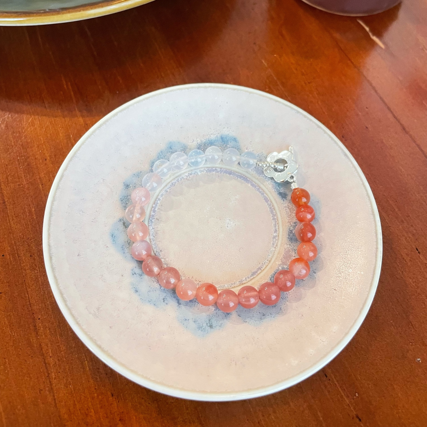 Gradient Yanyuan Red Agate Round Beads Bracelet with Flower OT Buckle