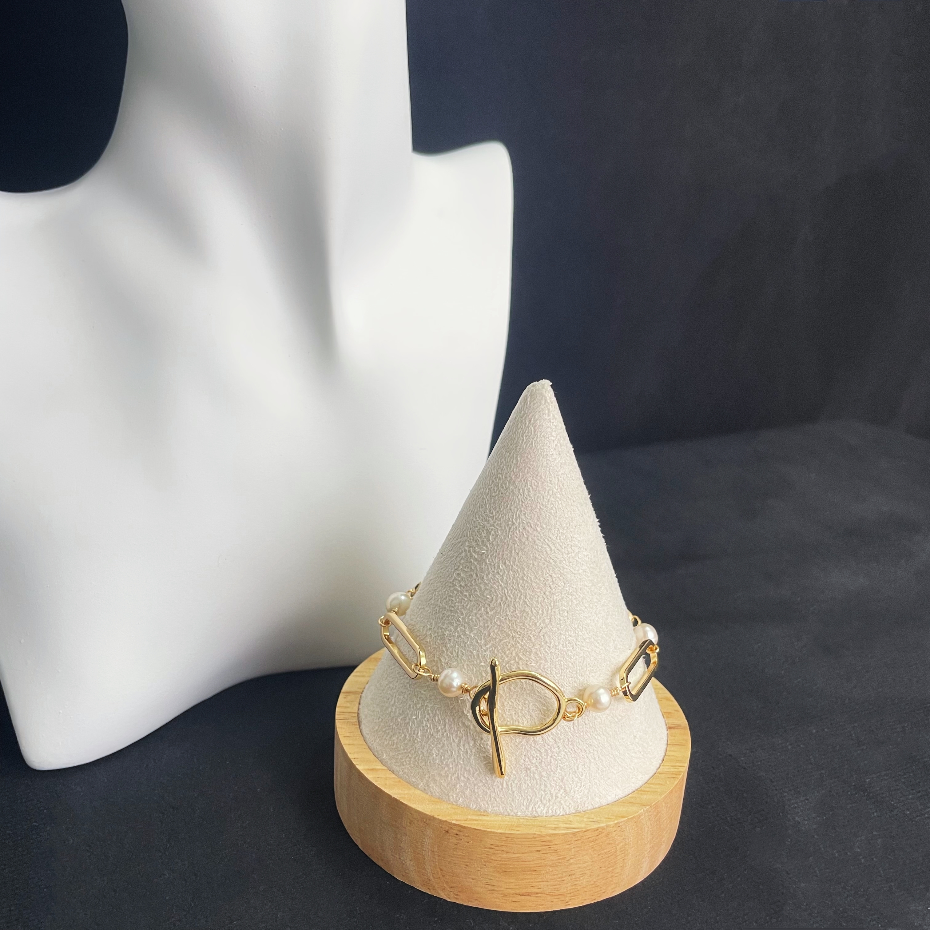 Minimalist Pearl and Gold Square Frame Bracelet