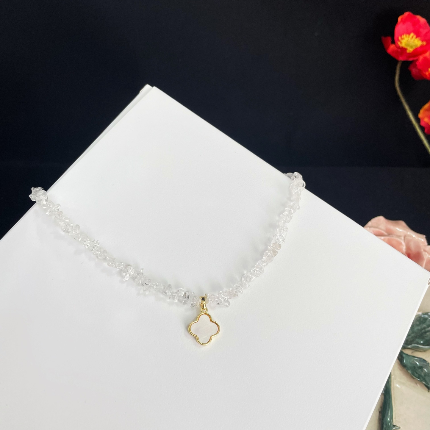 Clear Quartz Raw Stones choker with Four-Leaf Clover Mother-of-Pearl Pendant