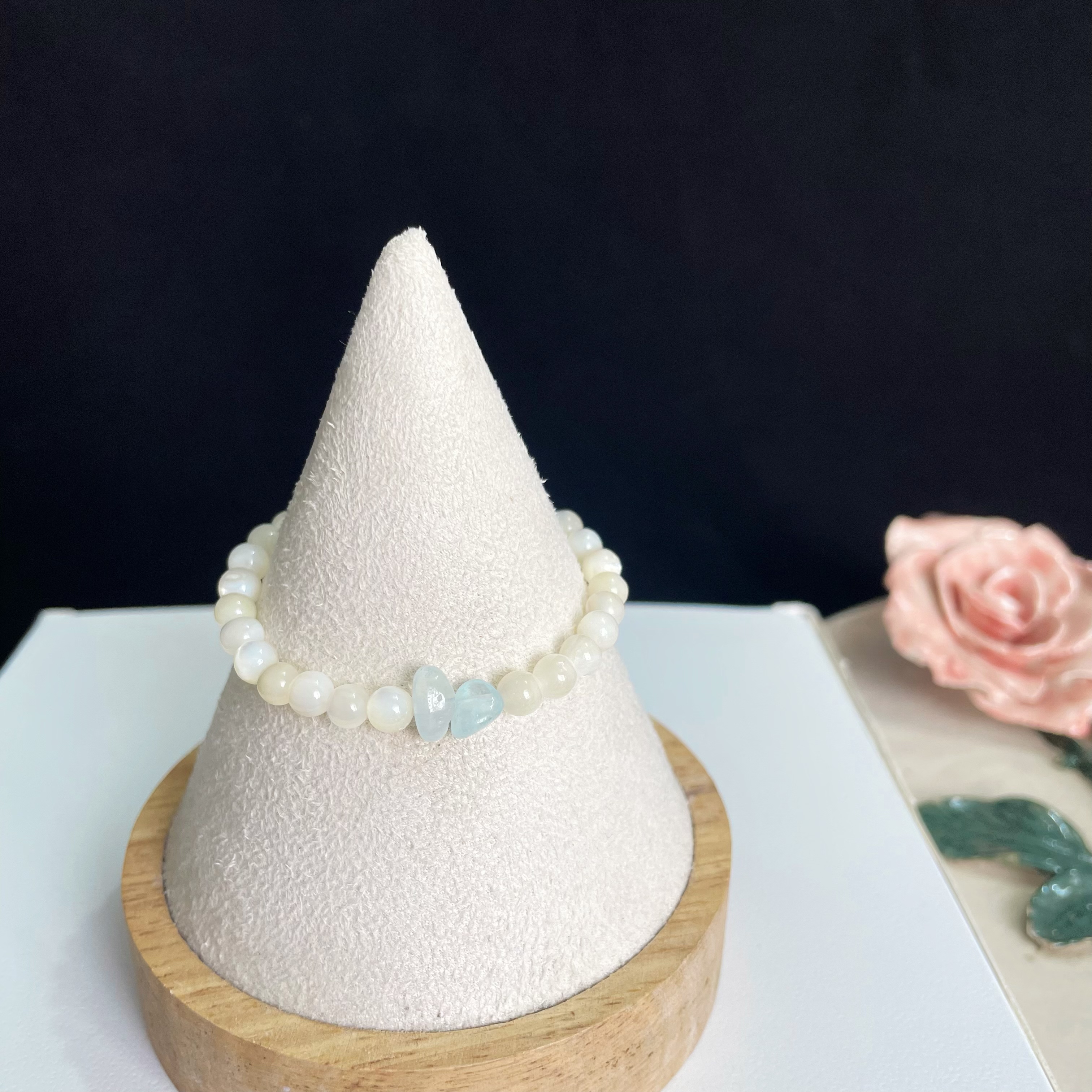 Mother-of-Pearl Round Beads Bracelet with Aquamarine Center