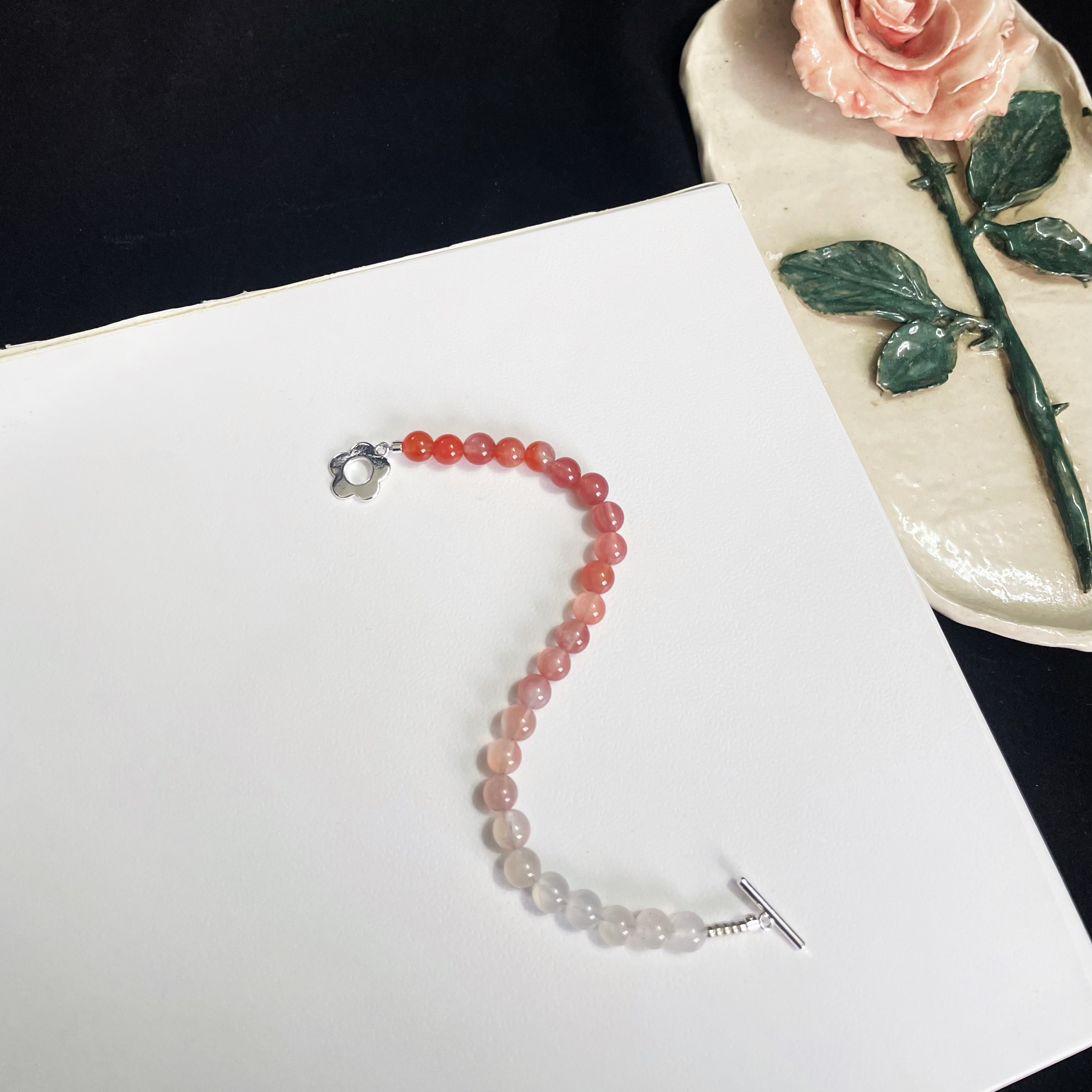 Gradient Yanyuan Red Agate Round Beads Bracelet with Flower OT Buckle