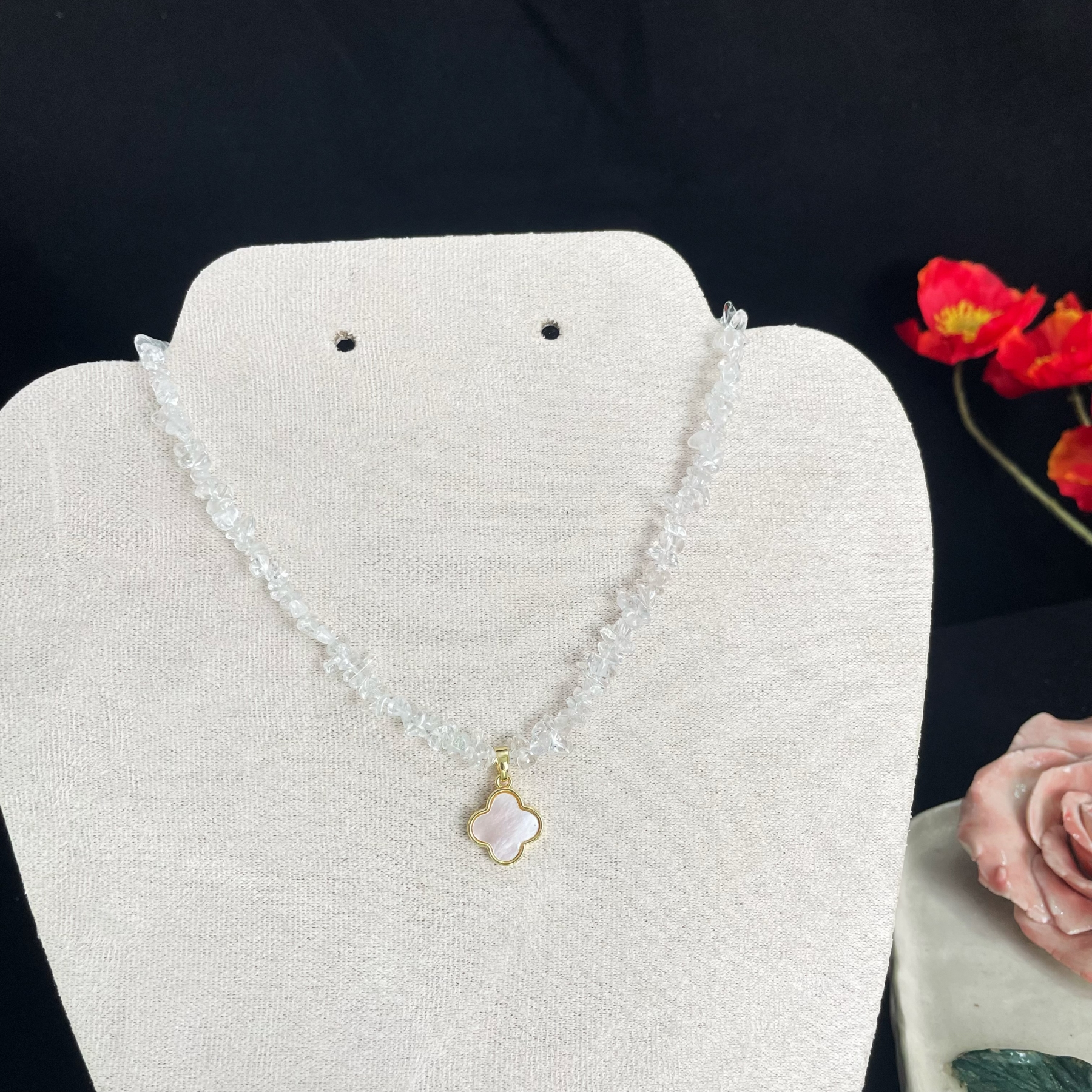 Clear Quartz Raw Stones choker with Four-Leaf Clover Mother-of-Pearl Pendant