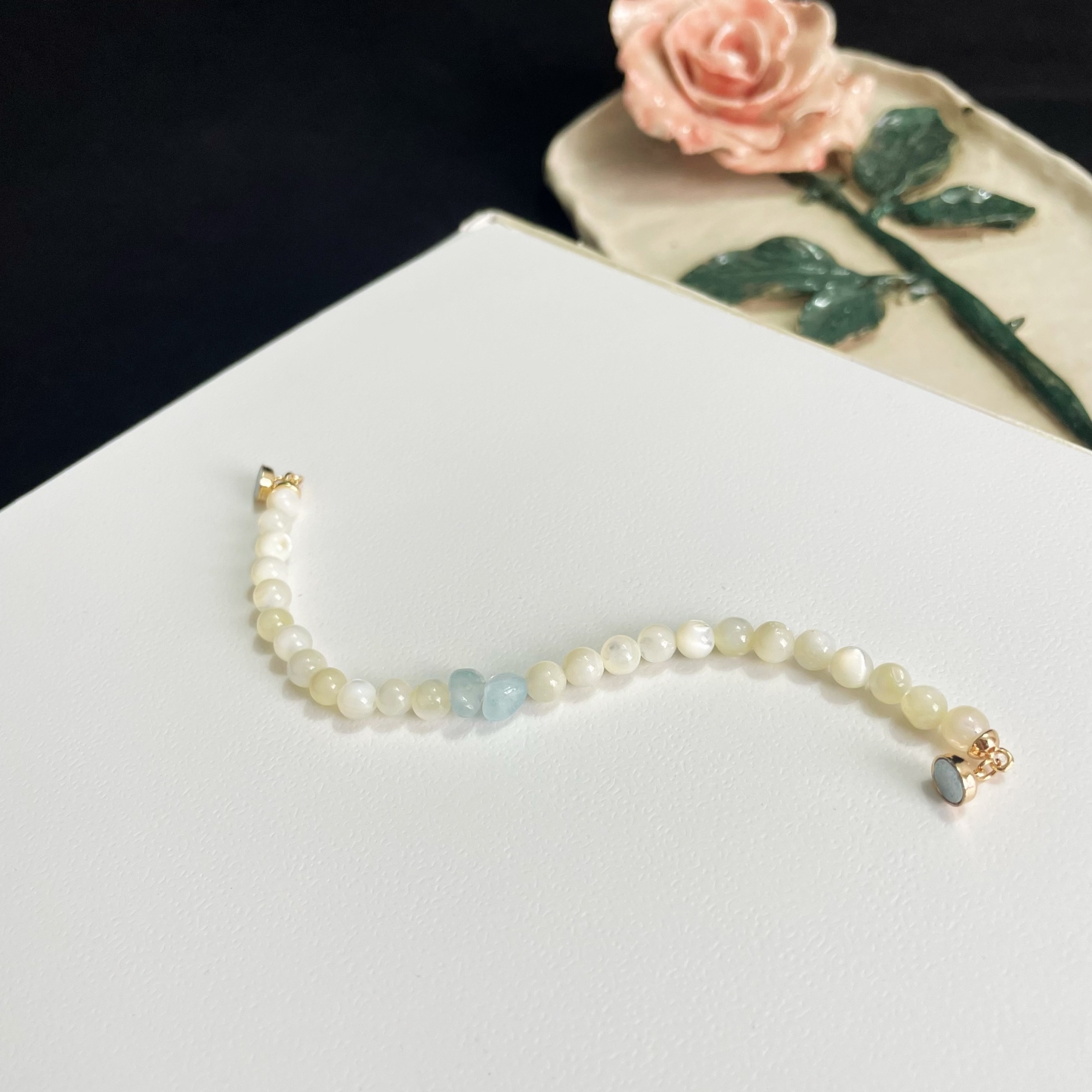 Mother-of-Pearl Round Beads Bracelet with Aquamarine Center