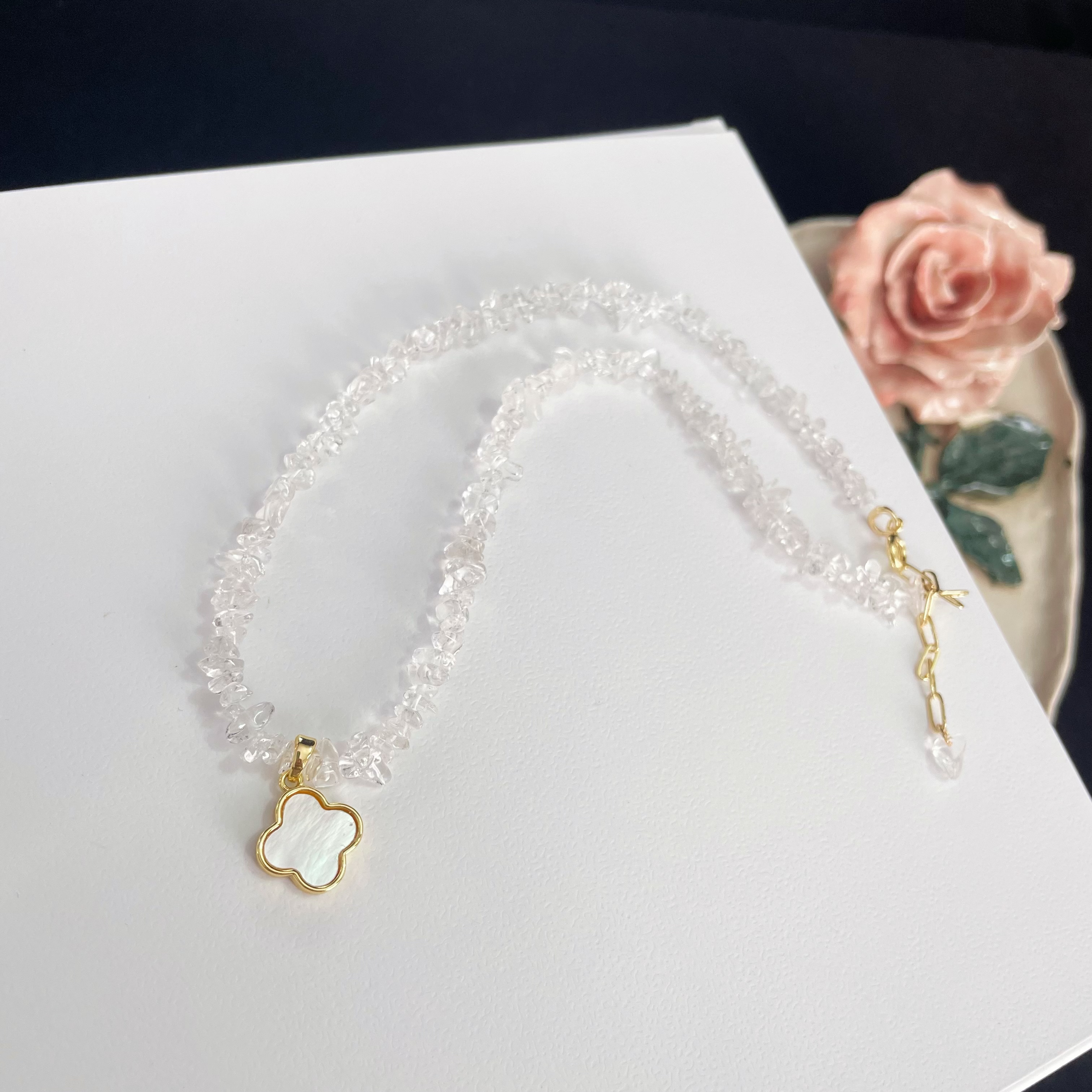 Clear Quartz Raw Stones choker with Four-Leaf Clover Mother-of-Pearl Pendant