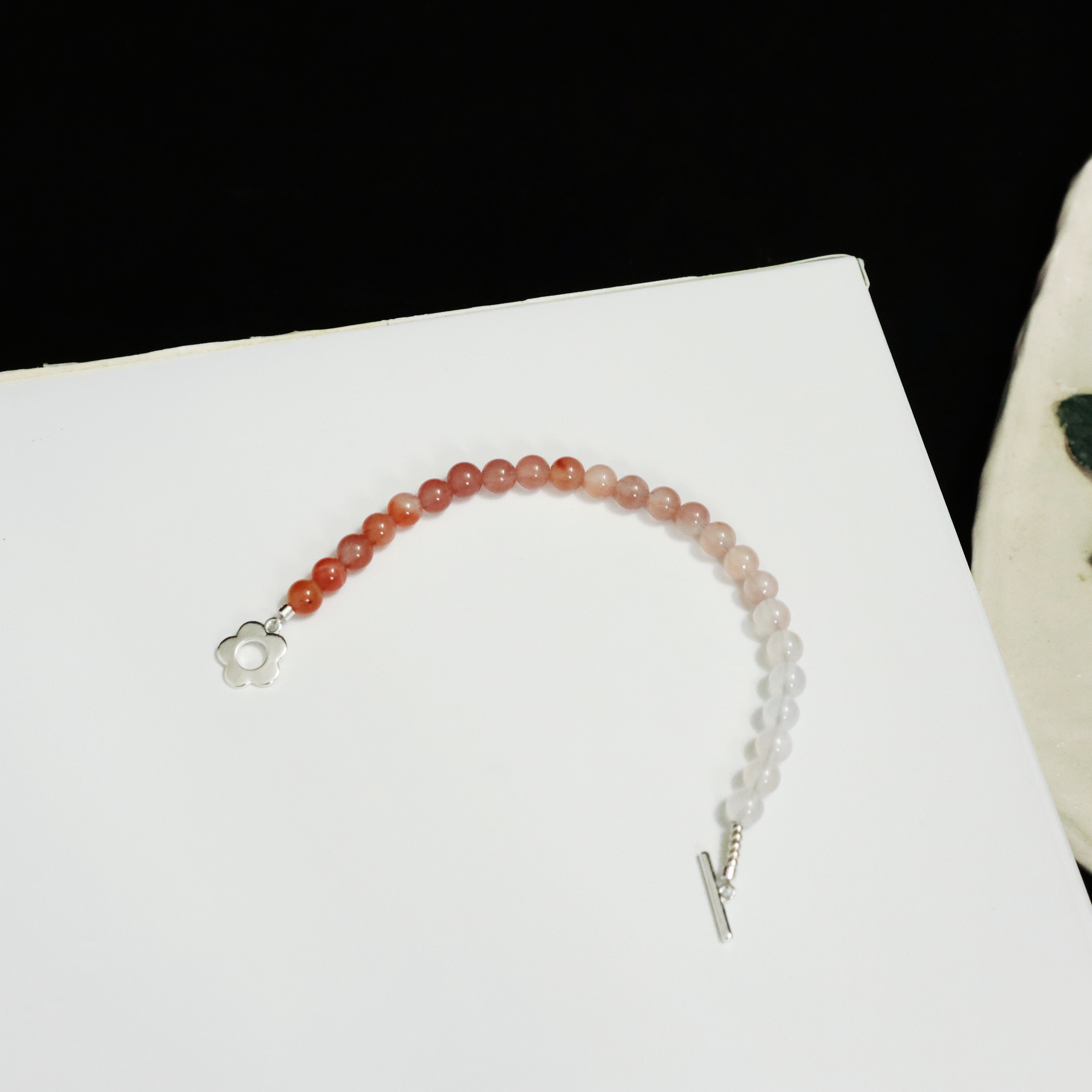 Gradient Yanyuan Red Agate Round Beads Bracelet with Flower OT Buckle