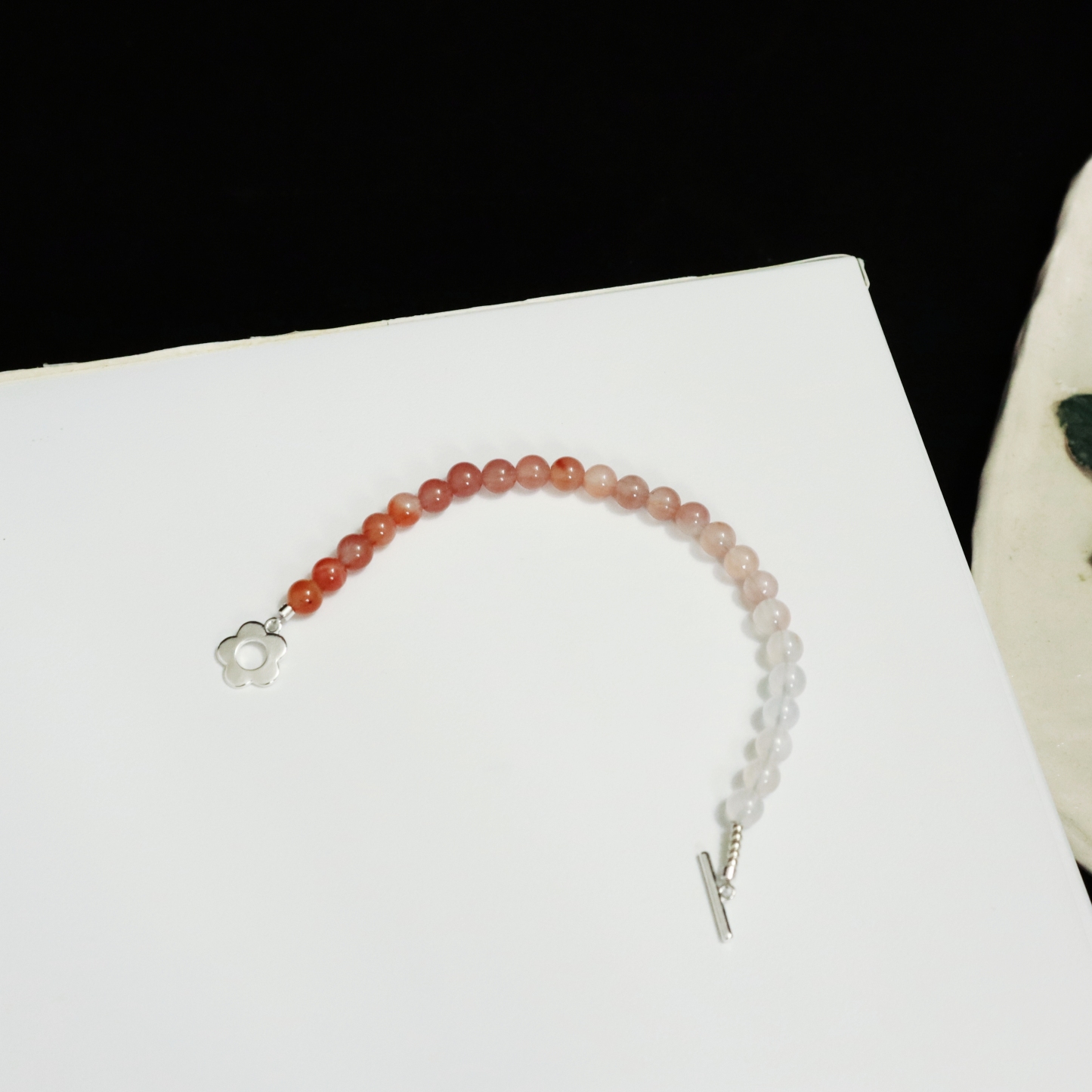 Gradient Yanyuan Red Agate Round Beads Bracelet with Flower OT Buckle