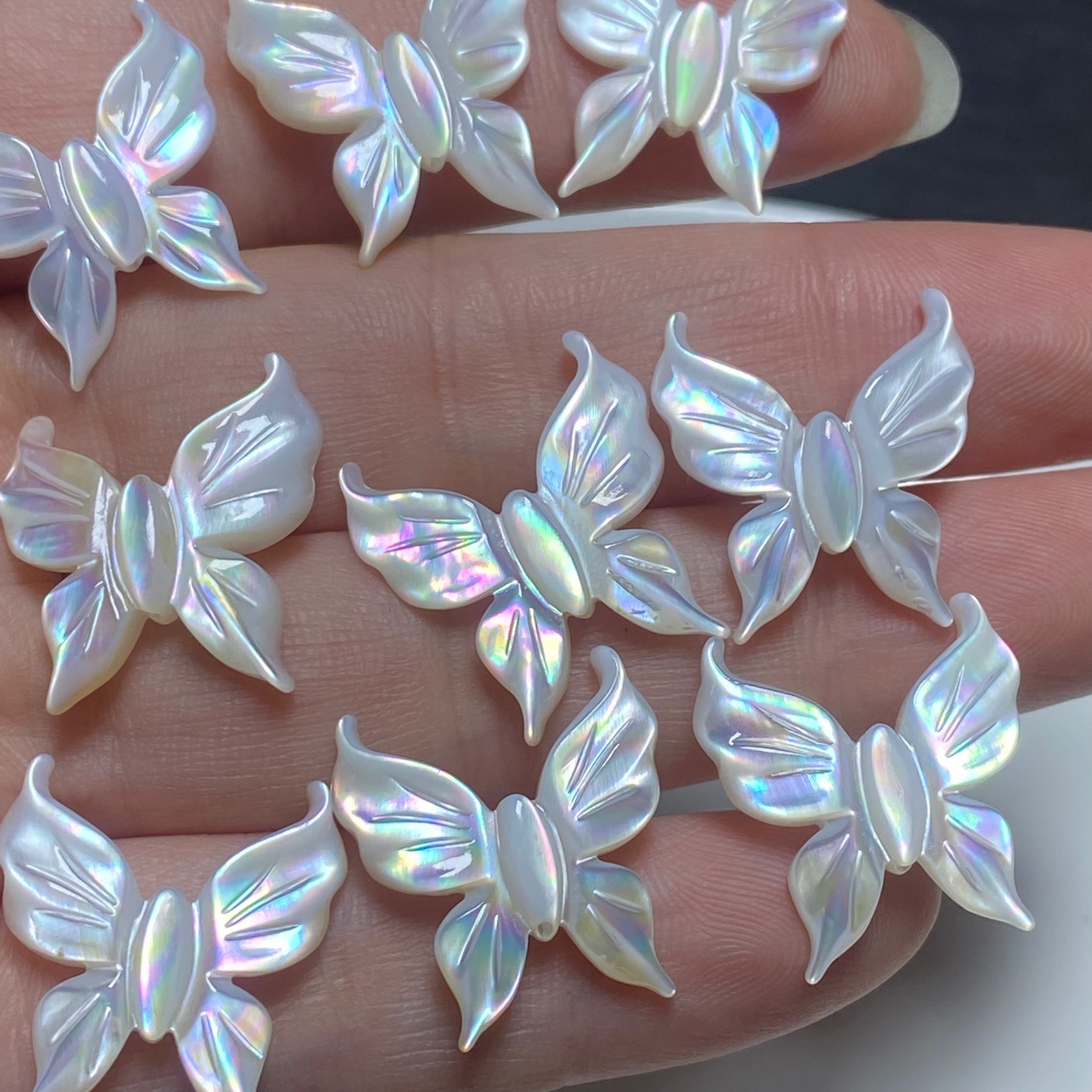 19.5*18.7*2.7mm Butterfly Carved by White Shell