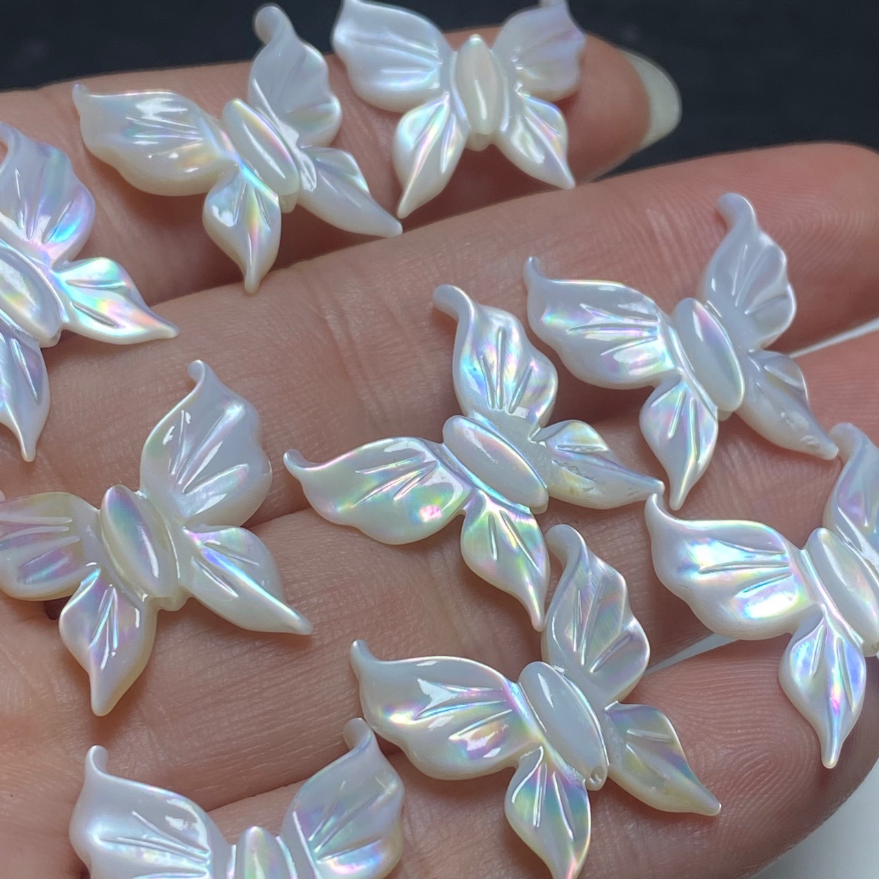 19.5*18.7*2.7mm Butterfly Carved by White Shell