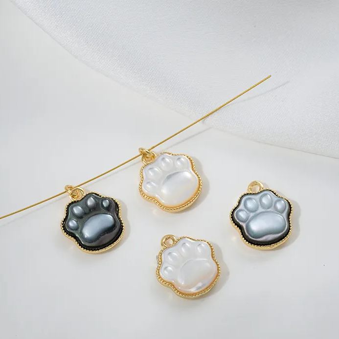 11mm Black and White Natural Shell Carved Cat Claw Pendant