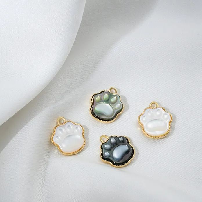 11mm Black and White Natural Shell Carved Cat Claw Pendant