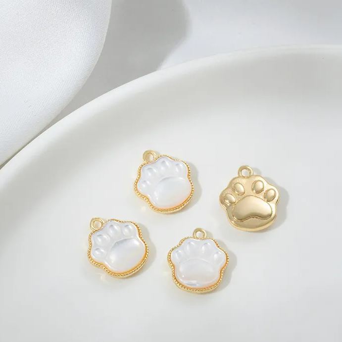 11mm Black and White Natural Shell Carved Cat Claw Pendant