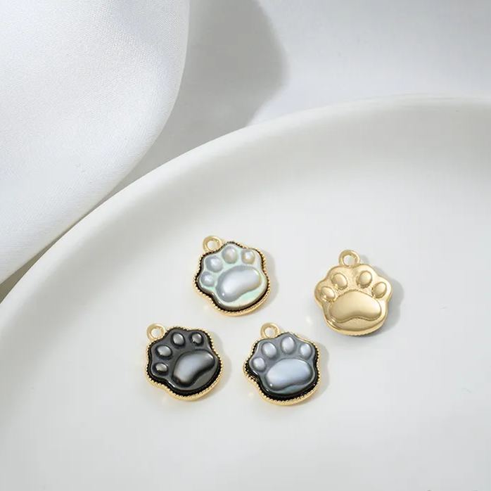 11mm Black and White Natural Shell Carved Cat Claw Pendant