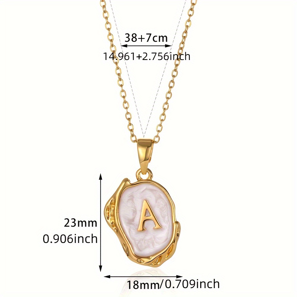 Colierele cu scrisori sunt o alegere unică pentru a vă evidenția farmecul personal. Accentuează-ți stilul unic cu un frumos colier monogramă care reflectă gustul tău unic.