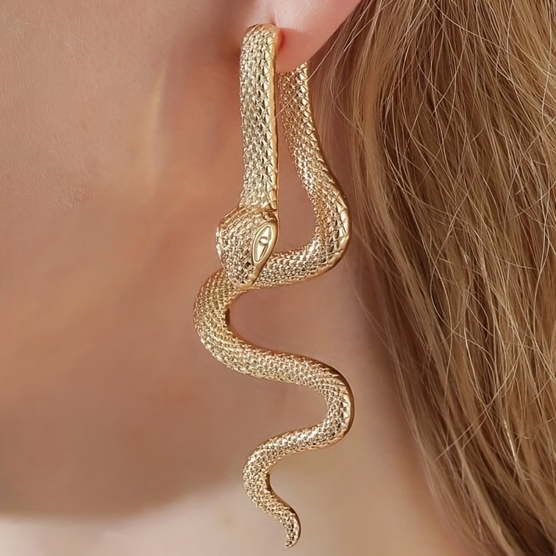 Cercei diferiți, modele unice, fete frumoase!