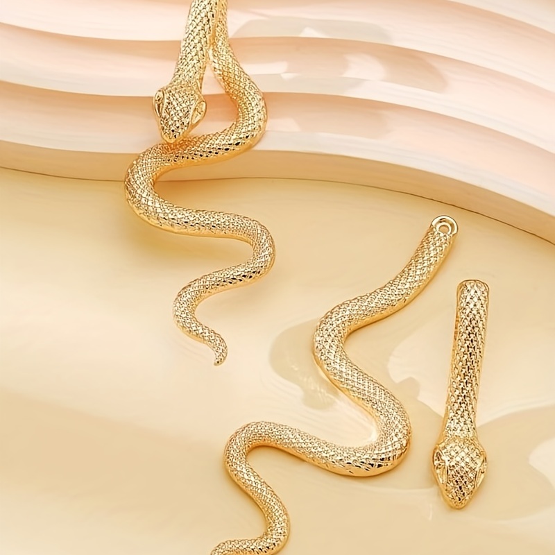 Cercei diferiți, modele unice, fete frumoase!