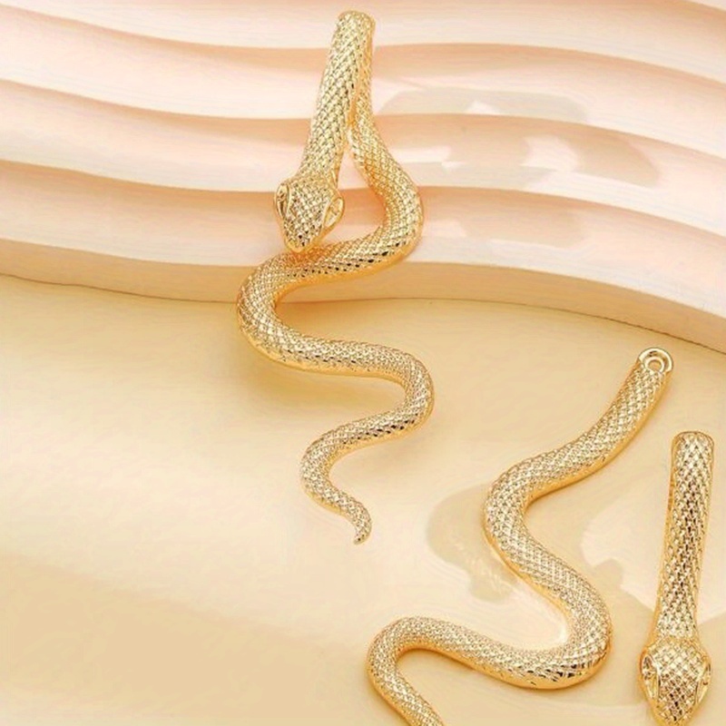 Cercei diferiți, modele unice, fete frumoase!