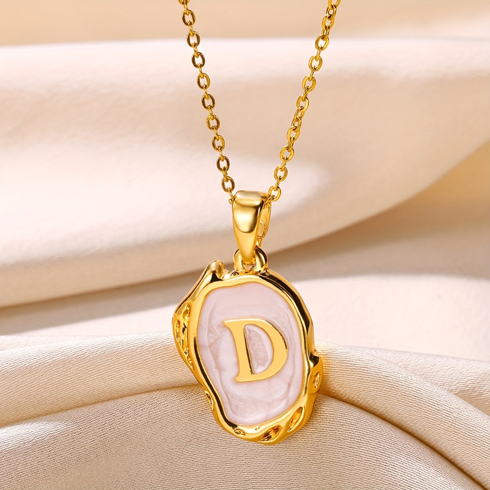 Colierele cu scrisori sunt o alegere unică pentru a vă evidenția farmecul personal. Accentuează-ți stilul unic cu un frumos colier monogramă care reflectă gustul tău unic.