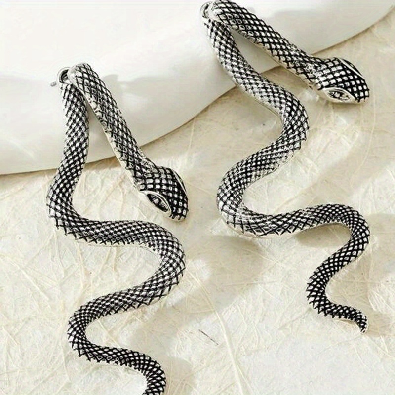 Cercei diferiți, modele unice, fete frumoase!