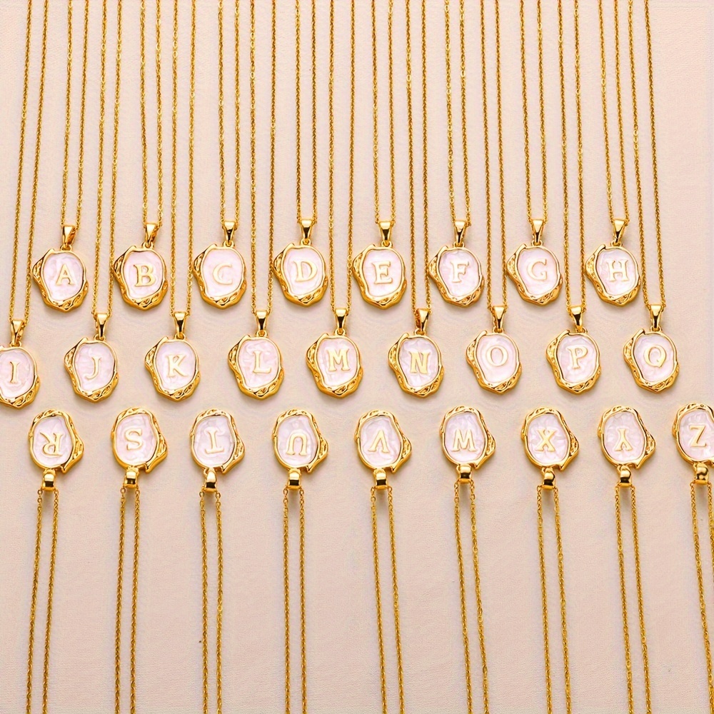 Colierele cu scrisori sunt o alegere unică pentru a vă evidenția farmecul personal. Accentuează-ți stilul unic cu un frumos colier monogramă care reflectă gustul tău unic.