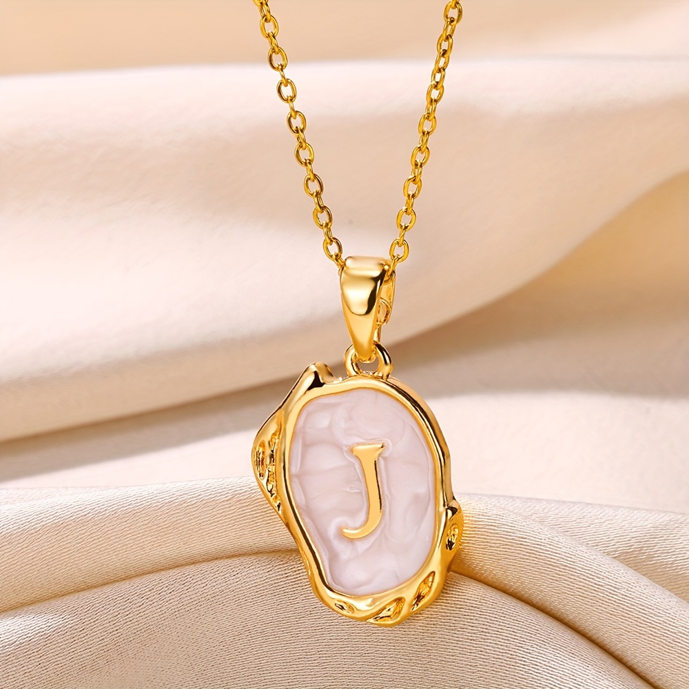 Colierele cu scrisori sunt o alegere unică pentru a vă evidenția farmecul personal. Accentuează-ți stilul unic cu un frumos colier monogramă care reflectă gustul tău unic.