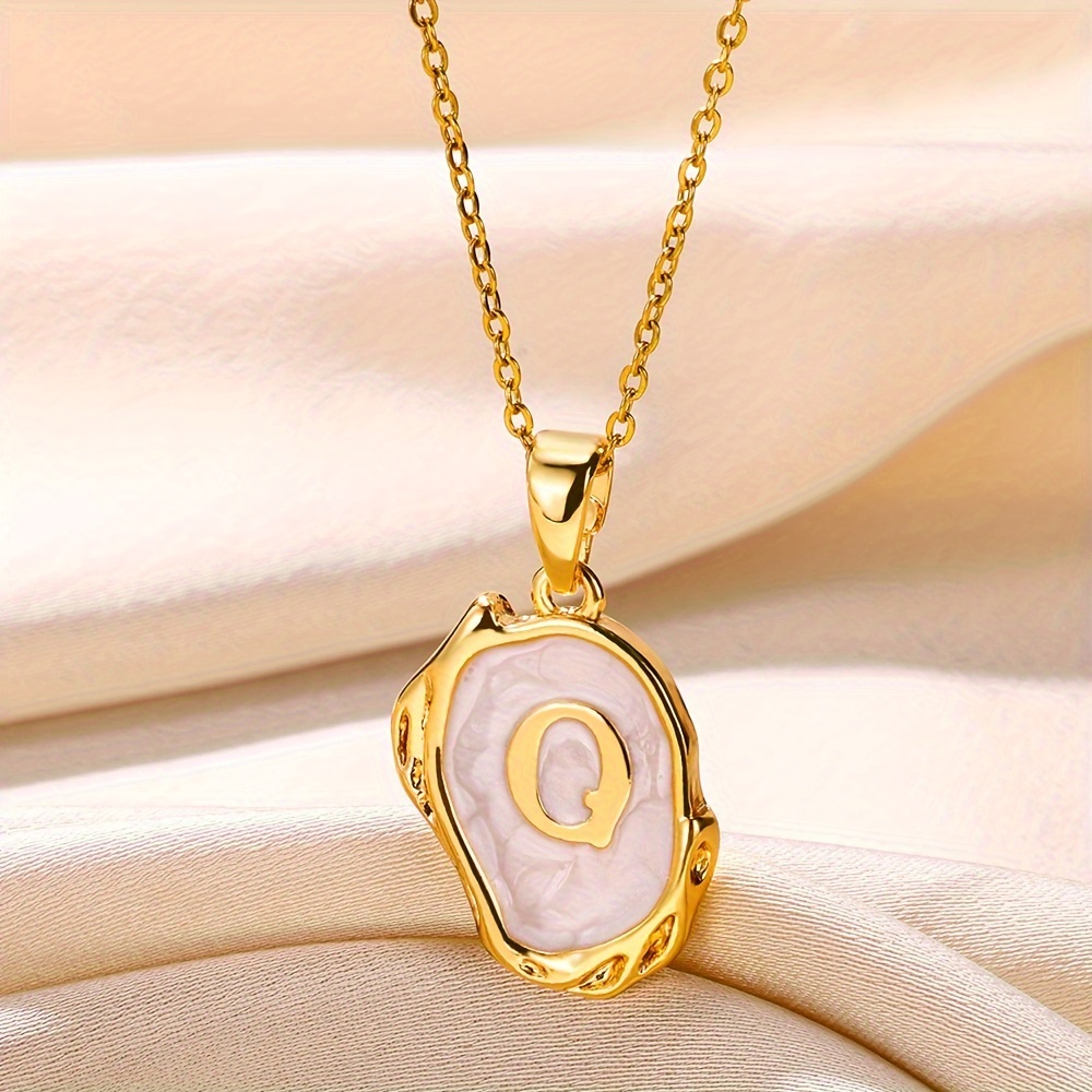 Colierele cu scrisori sunt o alegere unică pentru a vă evidenția farmecul personal. Accentuează-ți stilul unic cu un frumos colier monogramă care reflectă gustul tău unic.