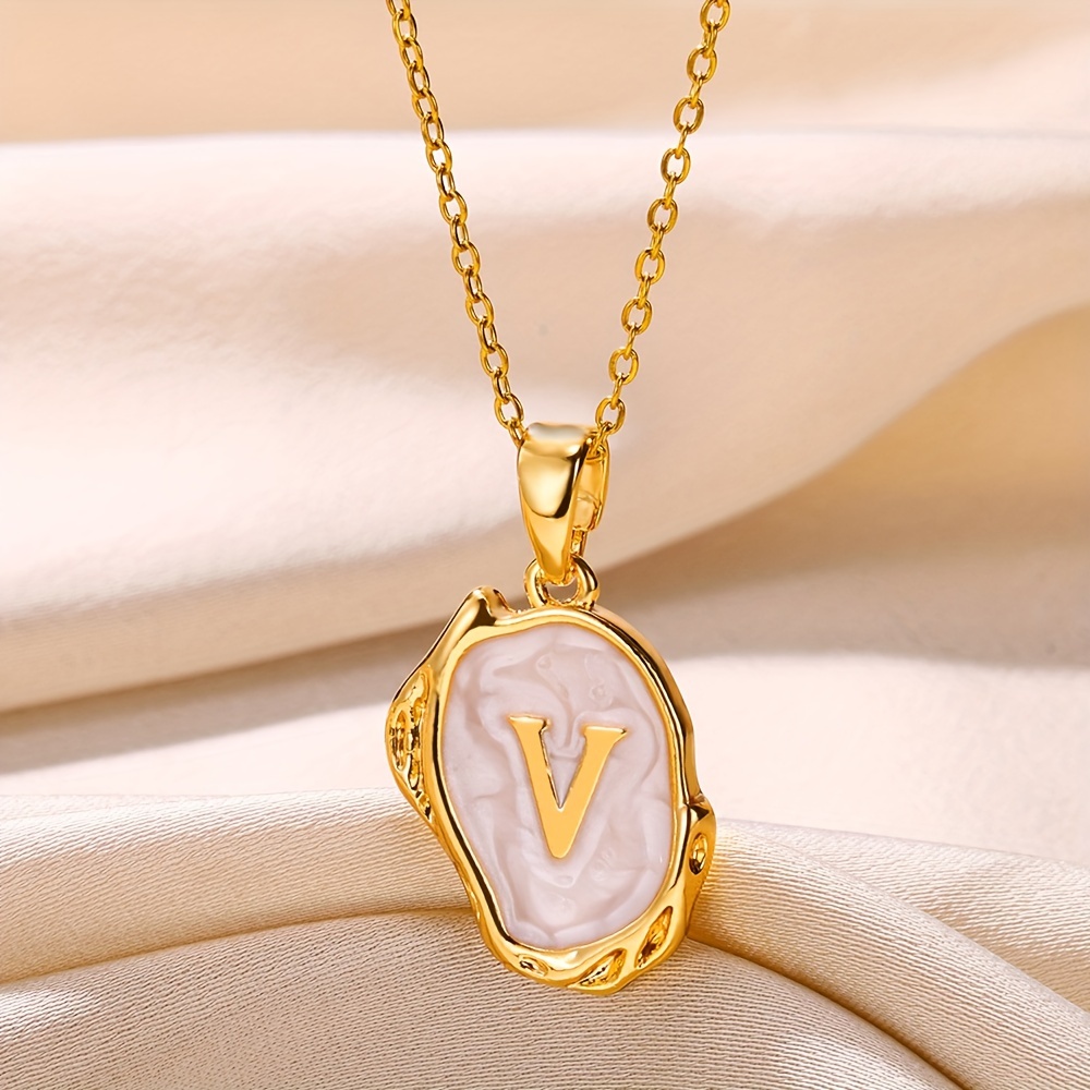 Colierele cu scrisori sunt o alegere unică pentru a vă evidenția farmecul personal. Accentuează-ți stilul unic cu un frumos colier monogramă care reflectă gustul tău unic.